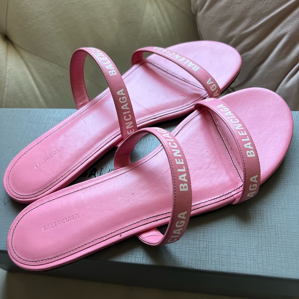 Host Pick 🥳🥳🌸Balenciaga Flat Sandals - Picture 1 of 7